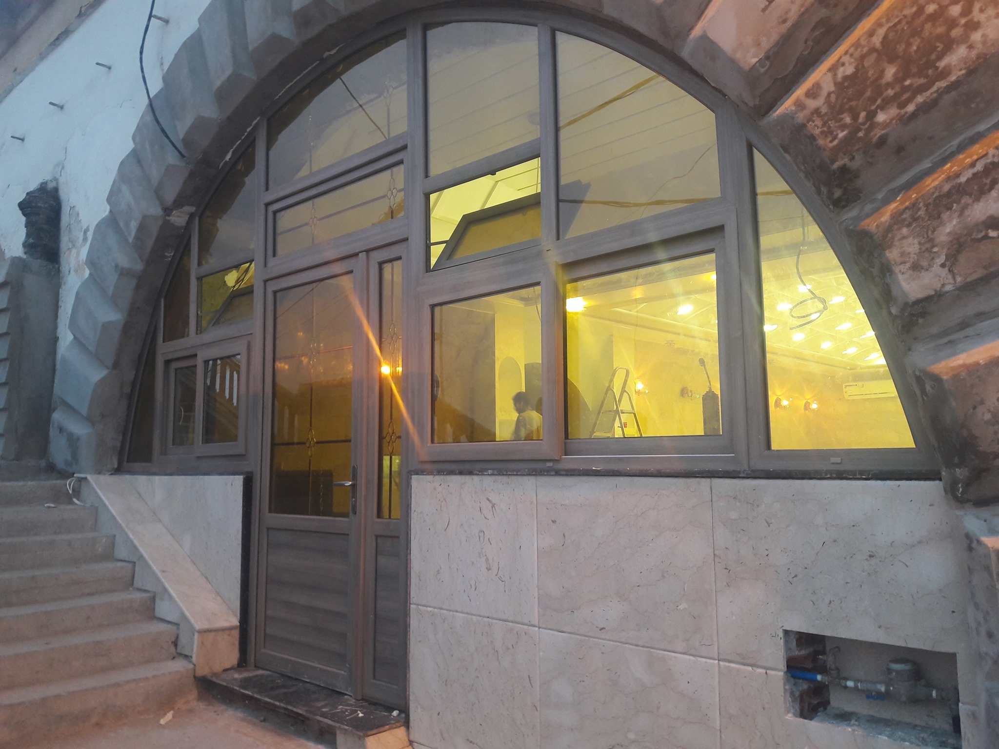 Façade cintrée, finition chêne