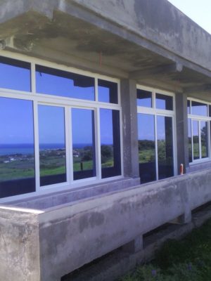 Fenêtres blanches en façade